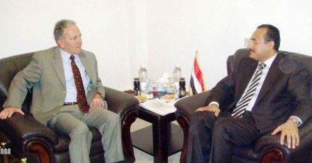 وزير النقل أثناء لقائه أمس سفير الولايات المتحدة الامريكية بصنعاء